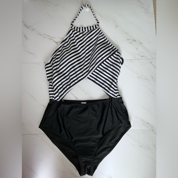 No Boundaries bathing suit - Picture 1 of 7